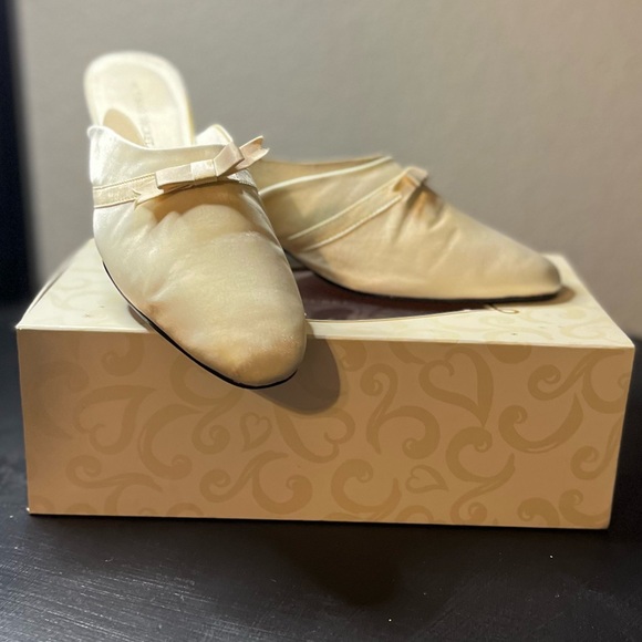 Vintage V.S. Baby Kitty Mule Ivory Size M - Picture 2 of 6